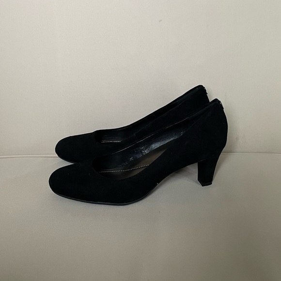 GENTLY USED Easy Spirit Black Suede Heels - Picture 2 of 10